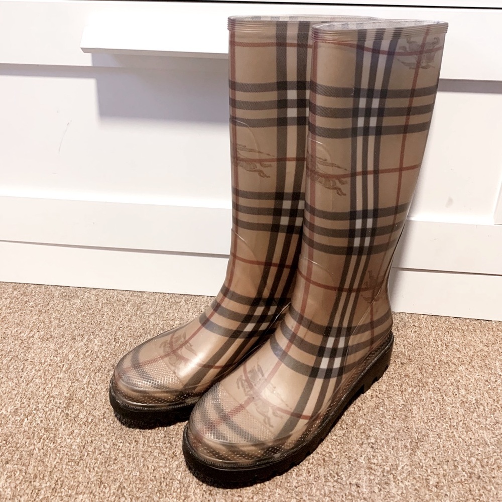 GENTLY WORN BURBERRY RAIN BOOTS